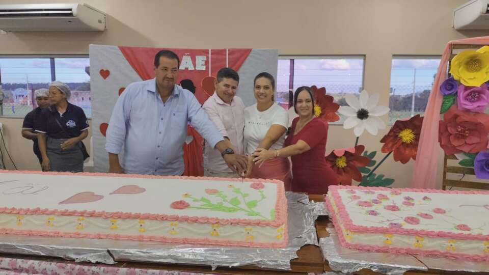 Vice-prefeito Gil, primeira dama Adriana e a Gerente de Educação (Foto: Anaurelino Ramos)